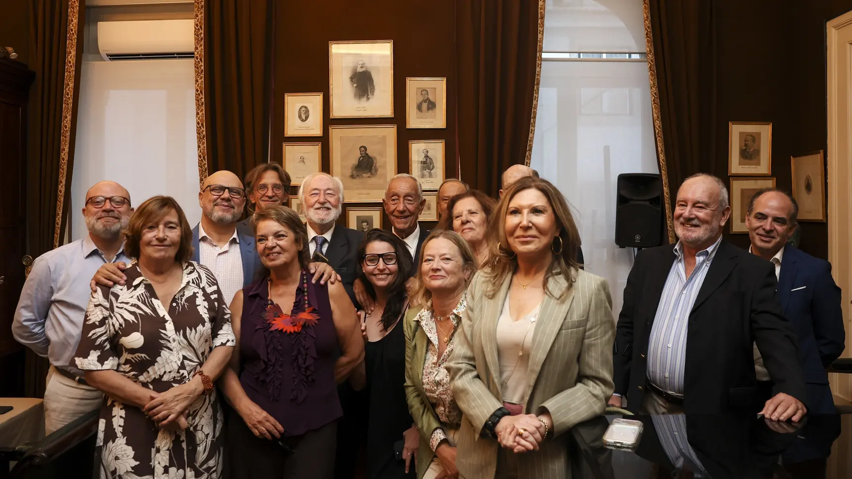 Marcelo Rebelo de Sousa con un grupo de personas en un evento en Lisboa