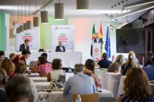 María Guardiola hablando en un evento sobre cooperación transfronteriza en Cáceres