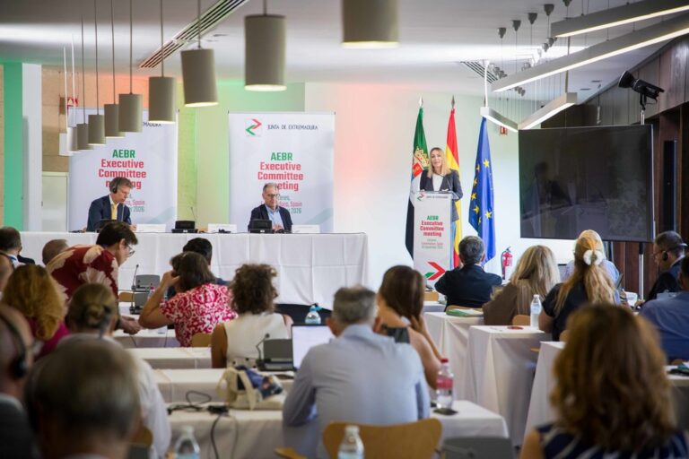 María Guardiola hablando en un evento sobre cooperación transfronteriza en Cáceres