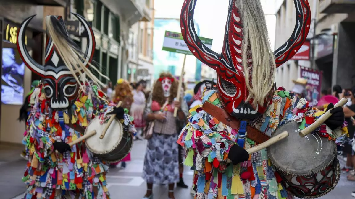 Participantes del XV Festival de la Máscara en Zamora con trajes coloridos