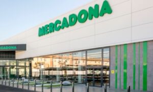 Fachada de la nueva tienda Mercadona en Beja, Portugal.