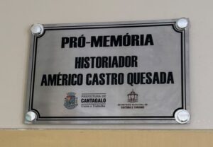 Placa en honor al historiador Américo Castro en Cantagalo, Brasil.