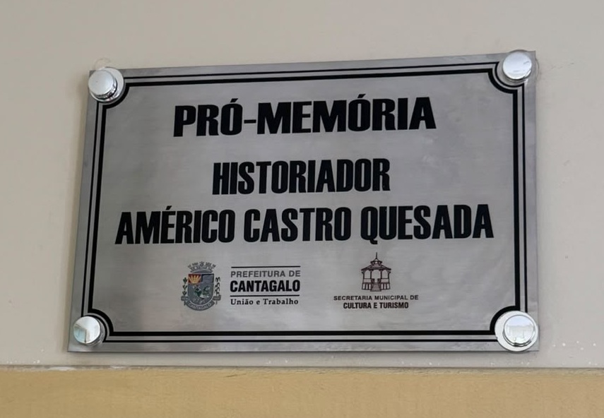 Placa en honor al historiador Américo Castro en Cantagalo, Brasil.