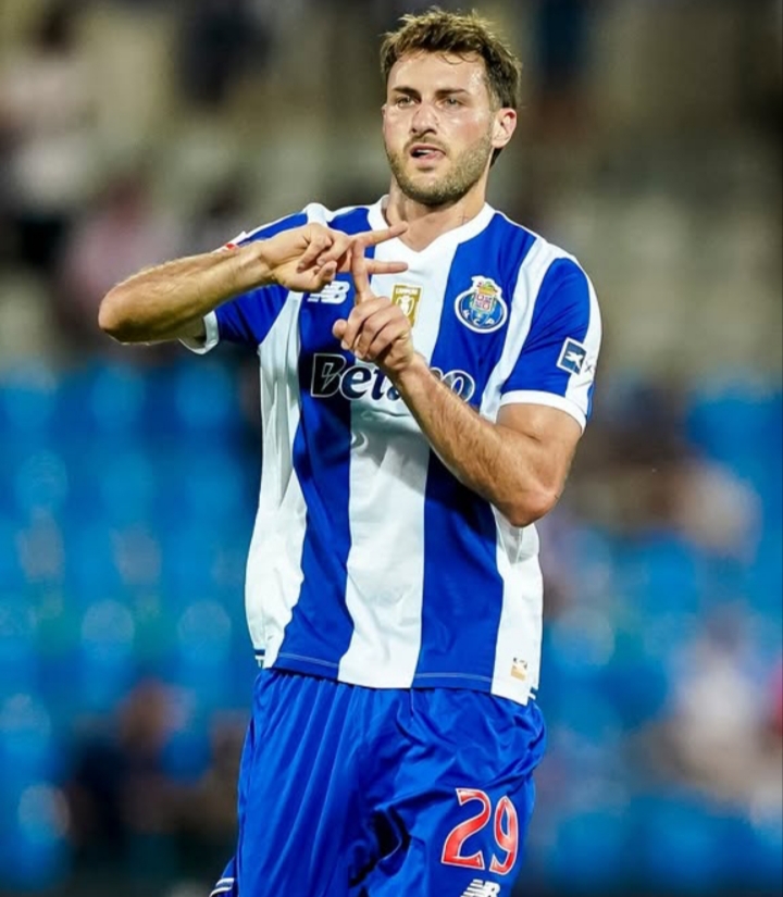 Jugador del Porto celebrando un gol en un partido de fútbol
