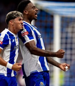 Jugadores del FC Porto celebrando un gol en un clásico del fútbol