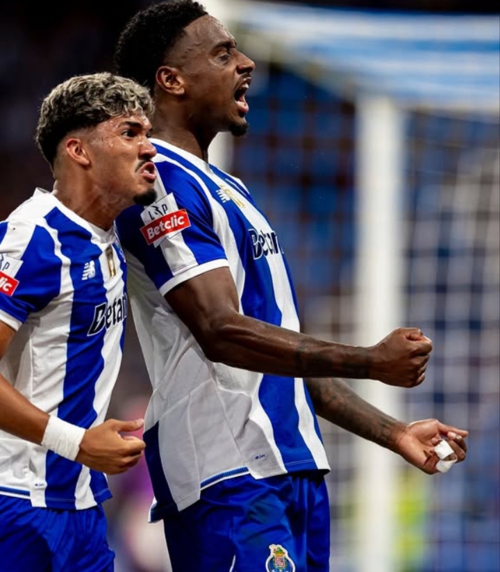 Jugadores del FC Porto celebrando un gol en un clásico del fútbol