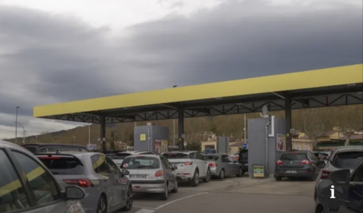 Autos en una estación de servicio en la frontera entre España y Portugal