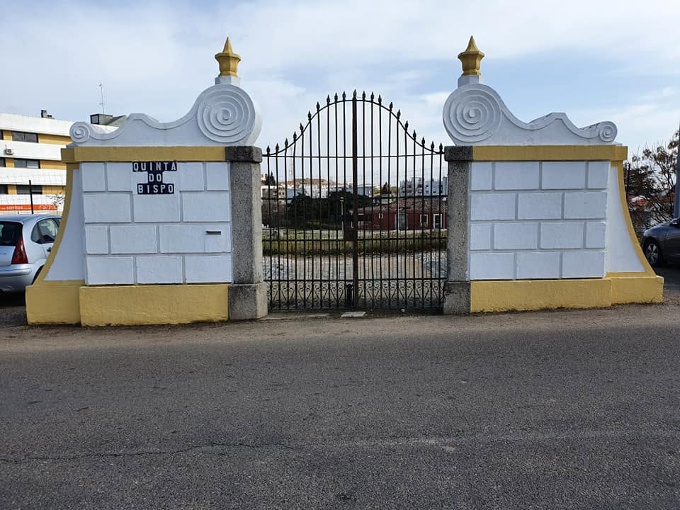 Entrada de la Quinta do Bispo en Elvas con puerta y letrero