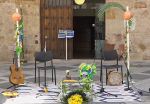 Escenario preparado para el Día de Brasil en Salamanca con instrumentos musicales