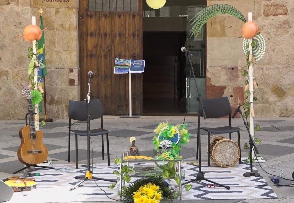 Escenario preparado para el Día de Brasil en Salamanca con instrumentos musicales