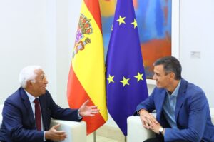 Pedro Sánchez y António Costa conversando en Madrid