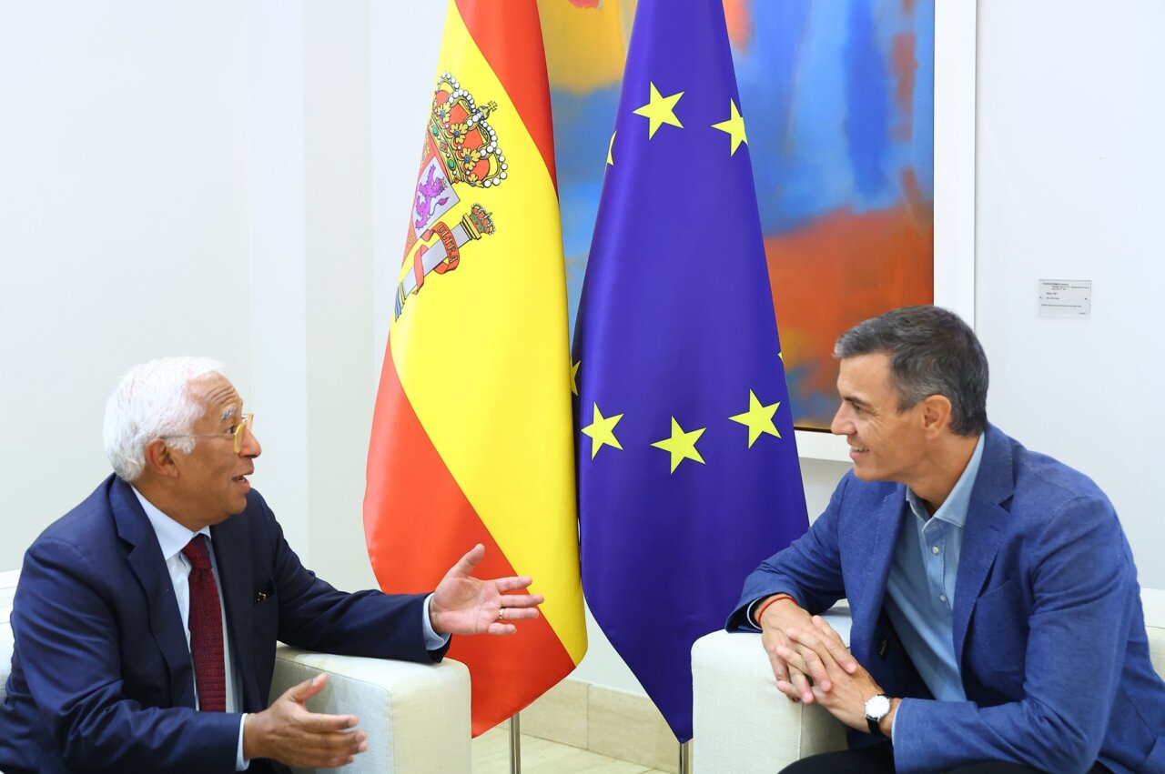 Pedro Sánchez y António Costa conversando en Madrid