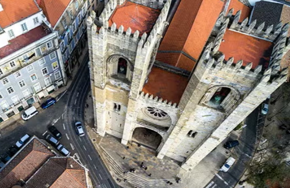 Vista aérea da Sé de Lisboa, um monumento histórico em Portugal.