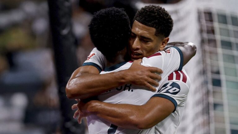 Vinicius Junior abrazando a Jude Bellingham en un partido de fútbol