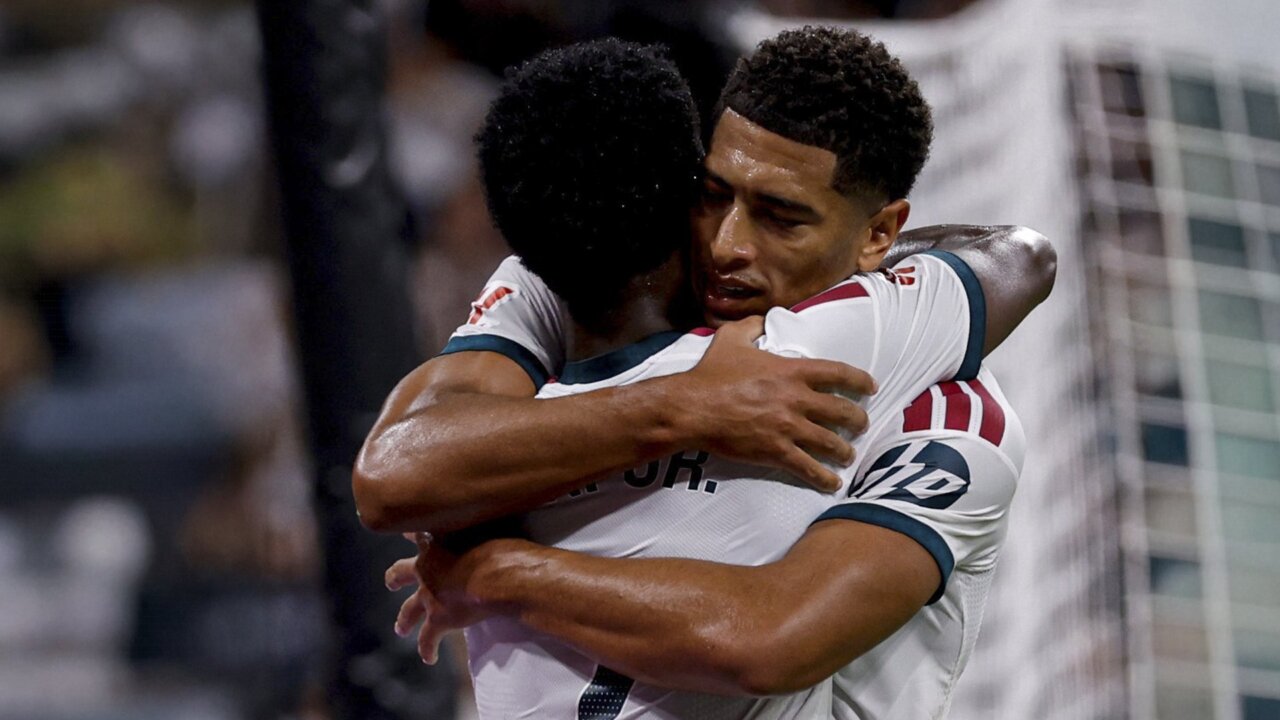 Vinicius Junior abrazando a Jude Bellingham en un partido de fútbol