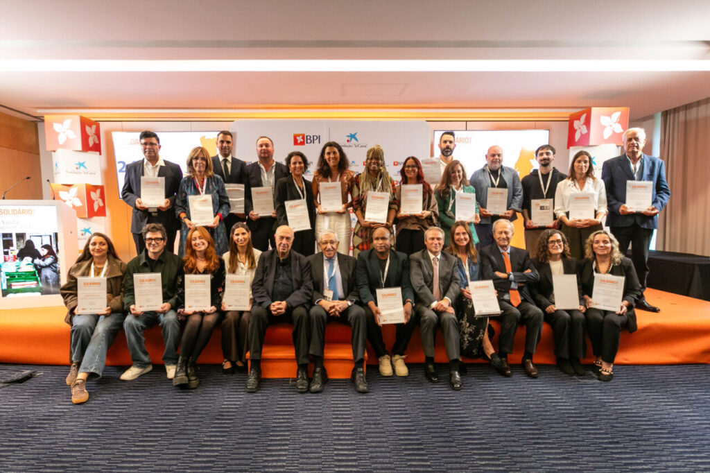 Asistentes posan con certificados frente a logotipos de BPI y Fundación la Caixa.