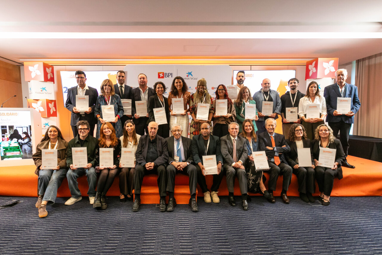 Asistentes posan con certificados frente a logotipos de BPI y Fundación la Caixa.