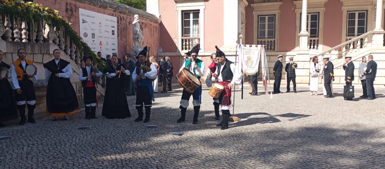 Grupo de música tradicional en la embajada de España en Portugal