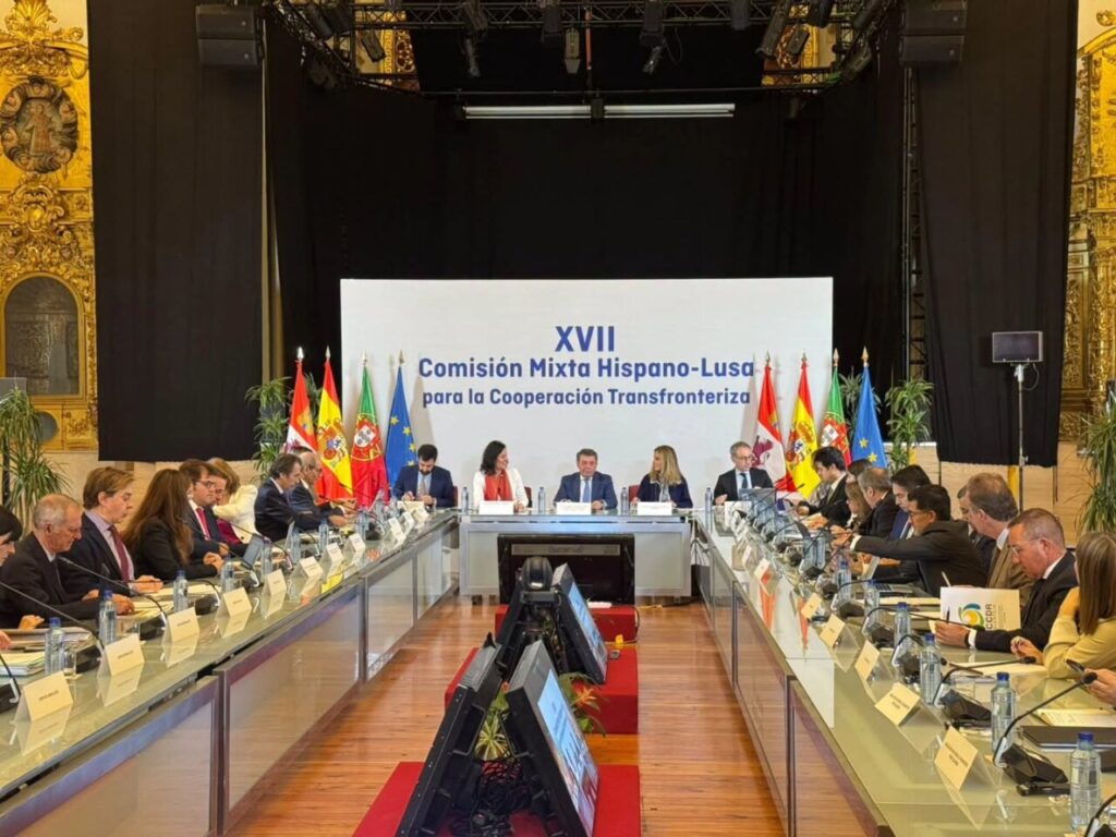 Participantes reunidos alrededor de una mesa en la Comisión Mixta Hispano-Lusa de cooperación transfronteriza