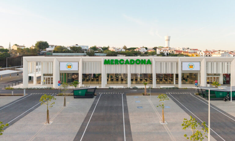 Fachada de un supermercado Mercadona con aparcamiento frente a la entrada.