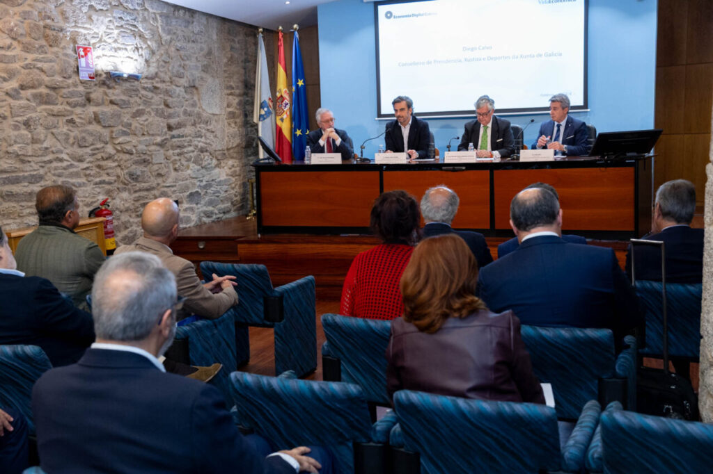 Mesa de ponentes ante asistentes durante una sesión del Foro Atlántico Transfronterizo