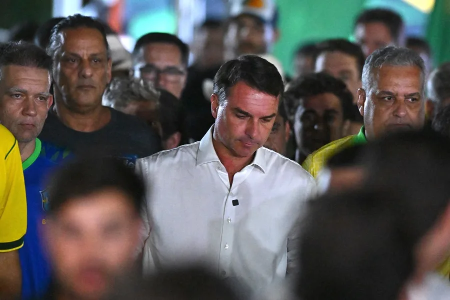 Hombre con camisa blanca avanza entre varias personas en una multitud
