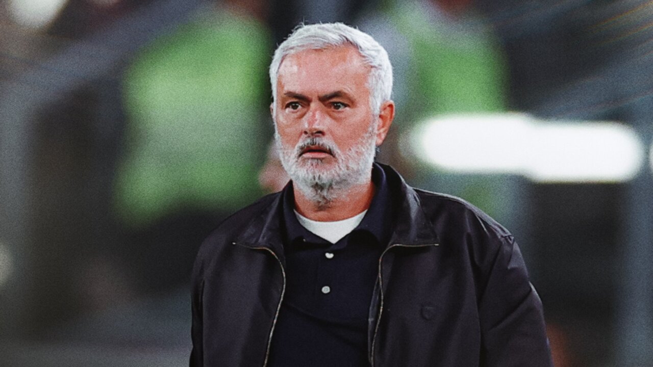 Hombre de cabello blanco y barba, con chaqueta oscura, en primer plano.