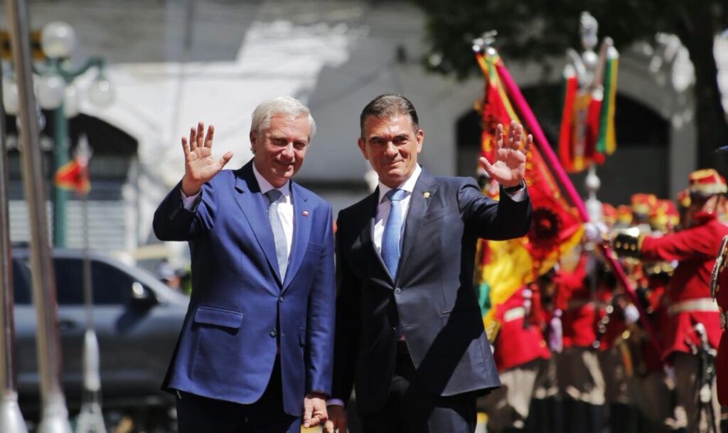 José Antonio Kast y Rodrigo Paz saludan junto a una guardia ceremonial uniformada.