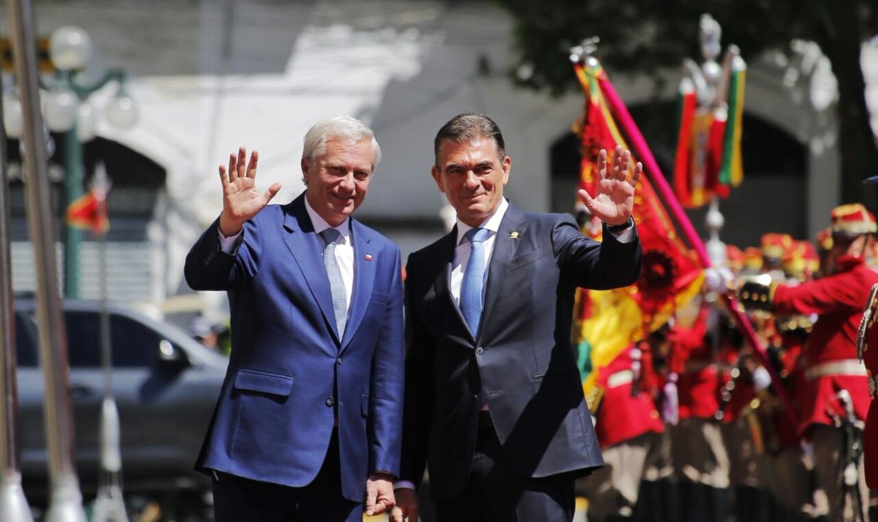 José Antonio Kast y Rodrigo Paz saludan junto a una guardia ceremonial uniformada.