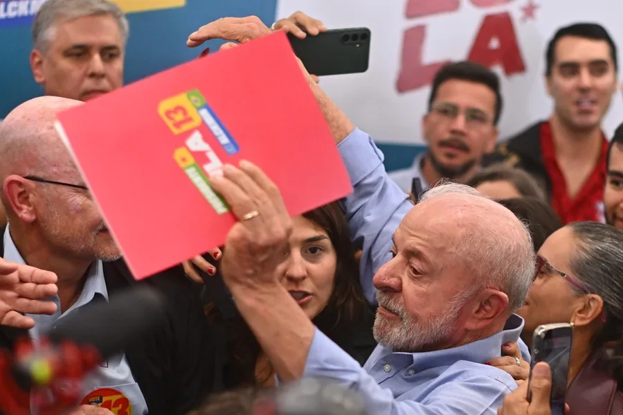Lula da Silva presenta medidas para microemprendedores en Brasil.