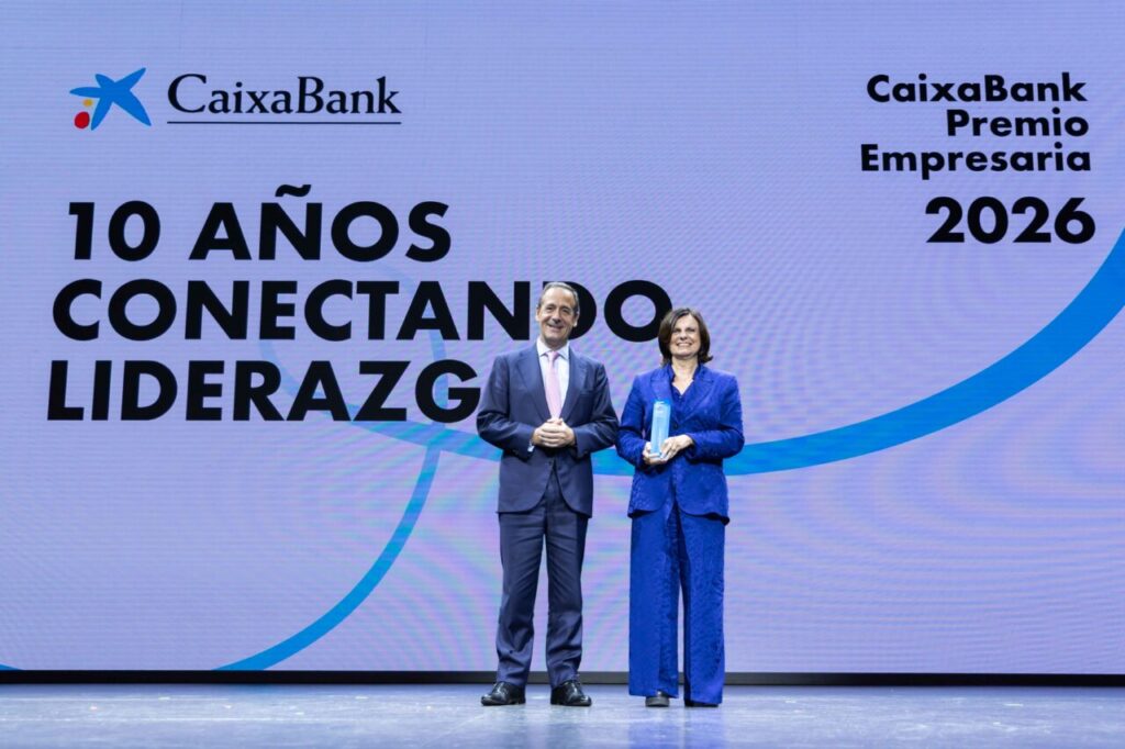 Myriam Gimeno recibiendo el premio Empresaria 2026 en un evento de CaixaBank.