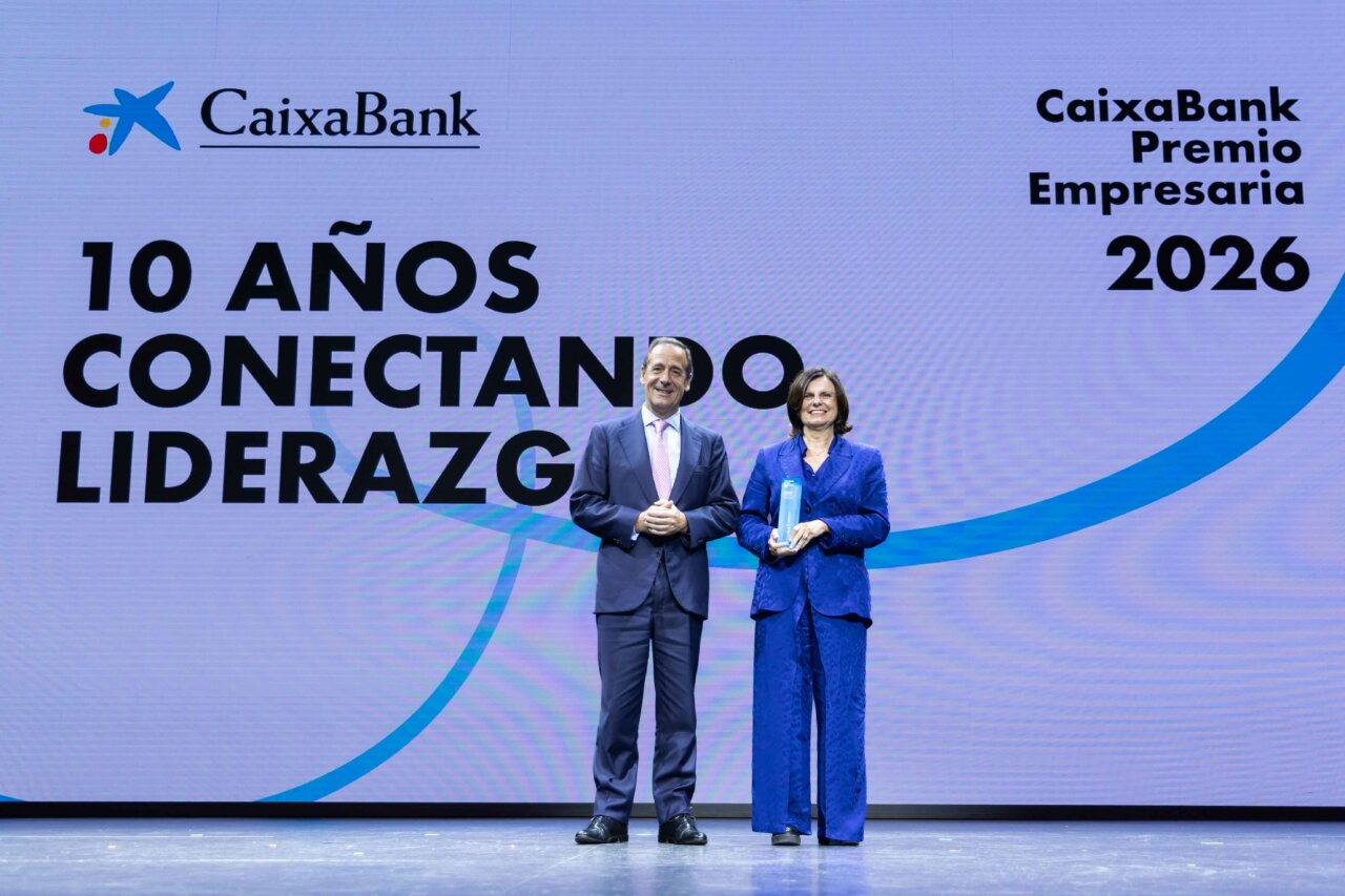 Myriam Gimeno recibiendo el premio Empresaria 2026 en un evento de CaixaBank.
